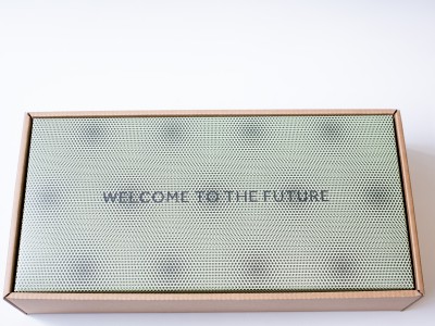 開けると"WELCOME TO THE FUTURE"の文字。