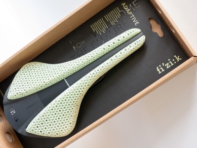 ブラックの背景にパッドのカラーが映えます。