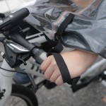 自転車や体形に合わせて調整できるベルト付きで、めくれや風飛びを防止。裾にも、バタつきやふくらみを抑えるためのゴムコードを内蔵。