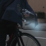 前方の透明窓でライトも隠れないため、夜間の走行も安心です。