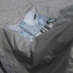 スピードメーターや地図アプリの確認などに便利な透明窓付き。