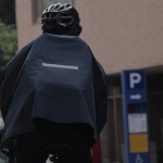 胸と背中に反射マークが付いているため、暗い夜間の走行時に事故を予防します。