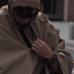 襟元は二重フラップ構造で水の浸入を防ぎます。